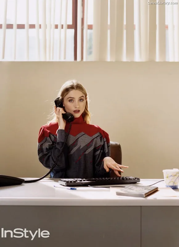 Natalia Dyer photo 10 of 978