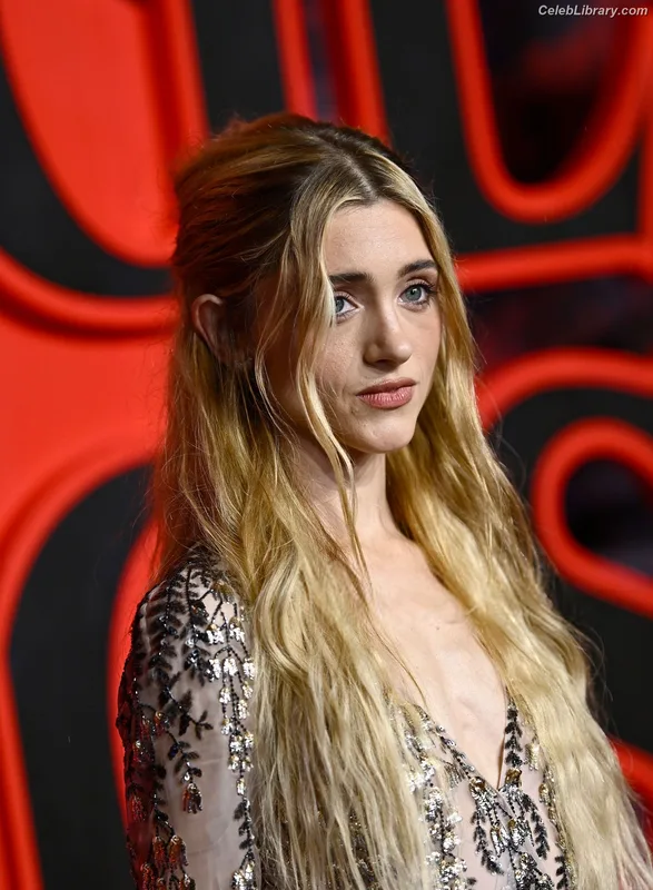 Natalia Dyer photo 19 of 978