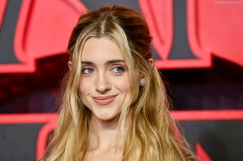 Natalia Dyer photo 21 of 978