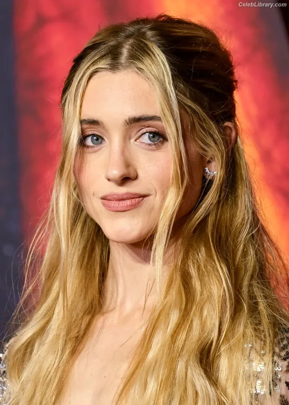 Natalia Dyer photo 8 of 978