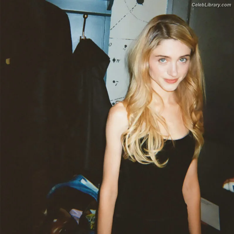 Natalia Dyer photo 3 of 978
