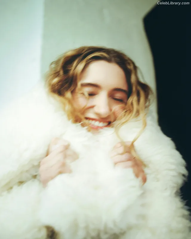 Natalia Dyer photo 6 of 978