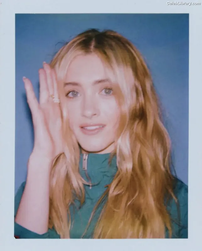 Natalia Dyer photo 22 of 978