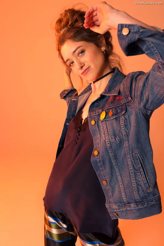 Natalia Dyer photo 1 of 978