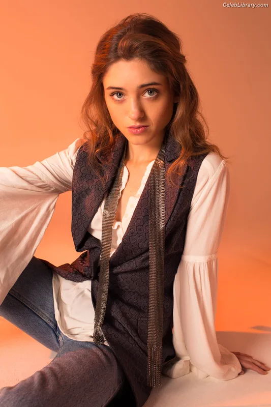 Natalia Dyer photo 2 of 978