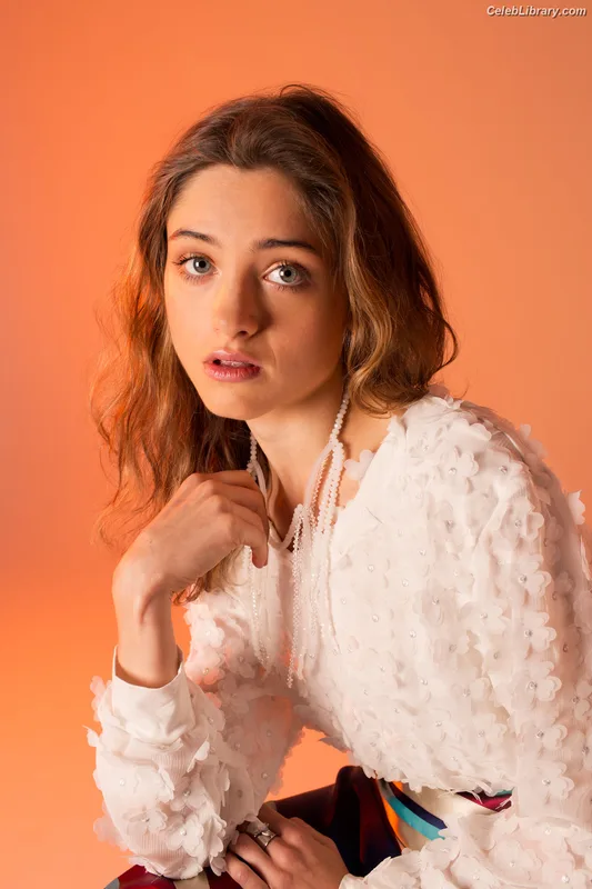 Natalia Dyer photo 4 of 978