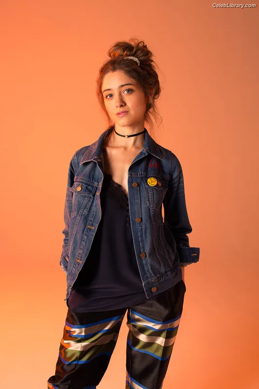 Natalia Dyer photo 7 of 978