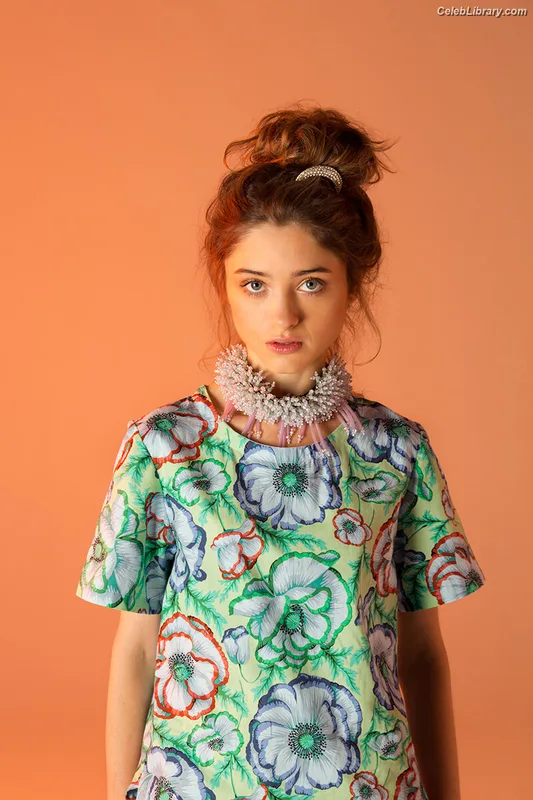 Natalia Dyer photo 10 of 978
