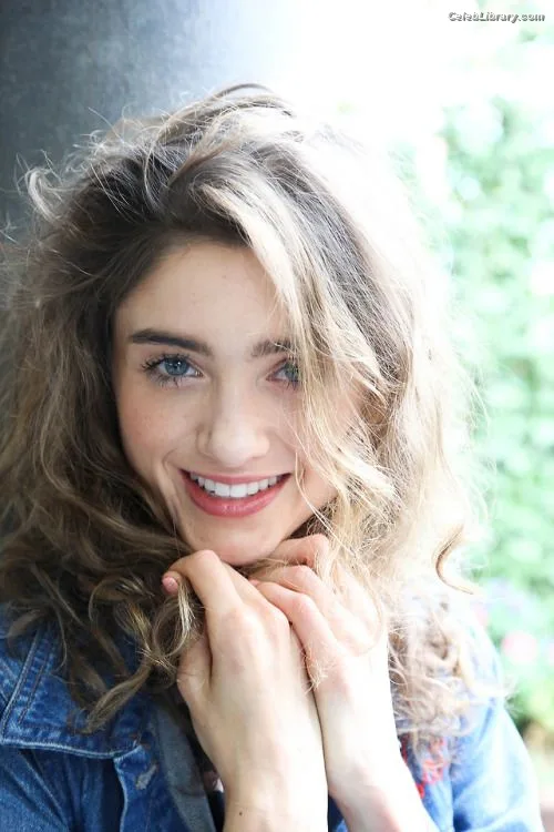 Natalia Dyer photo 23 of 978