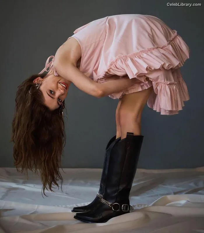 Natalia Dyer photo 6 of 978