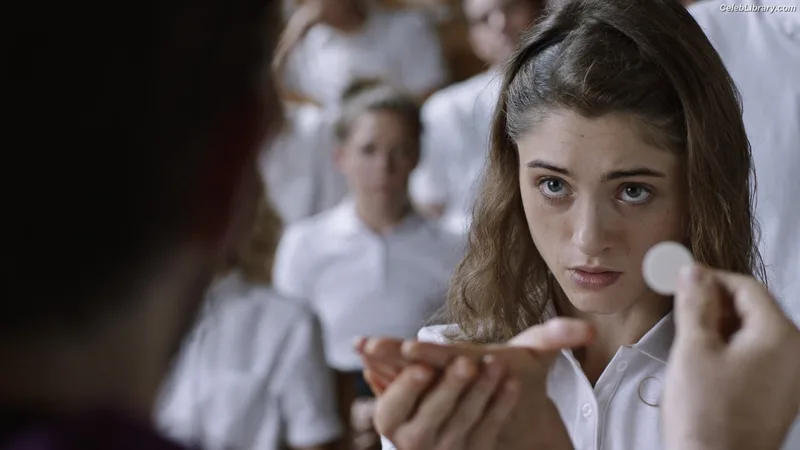 Natalia Dyer photo 9 of 978