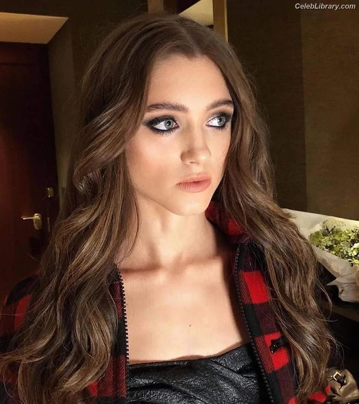 Natalia Dyer photo 11 of 978