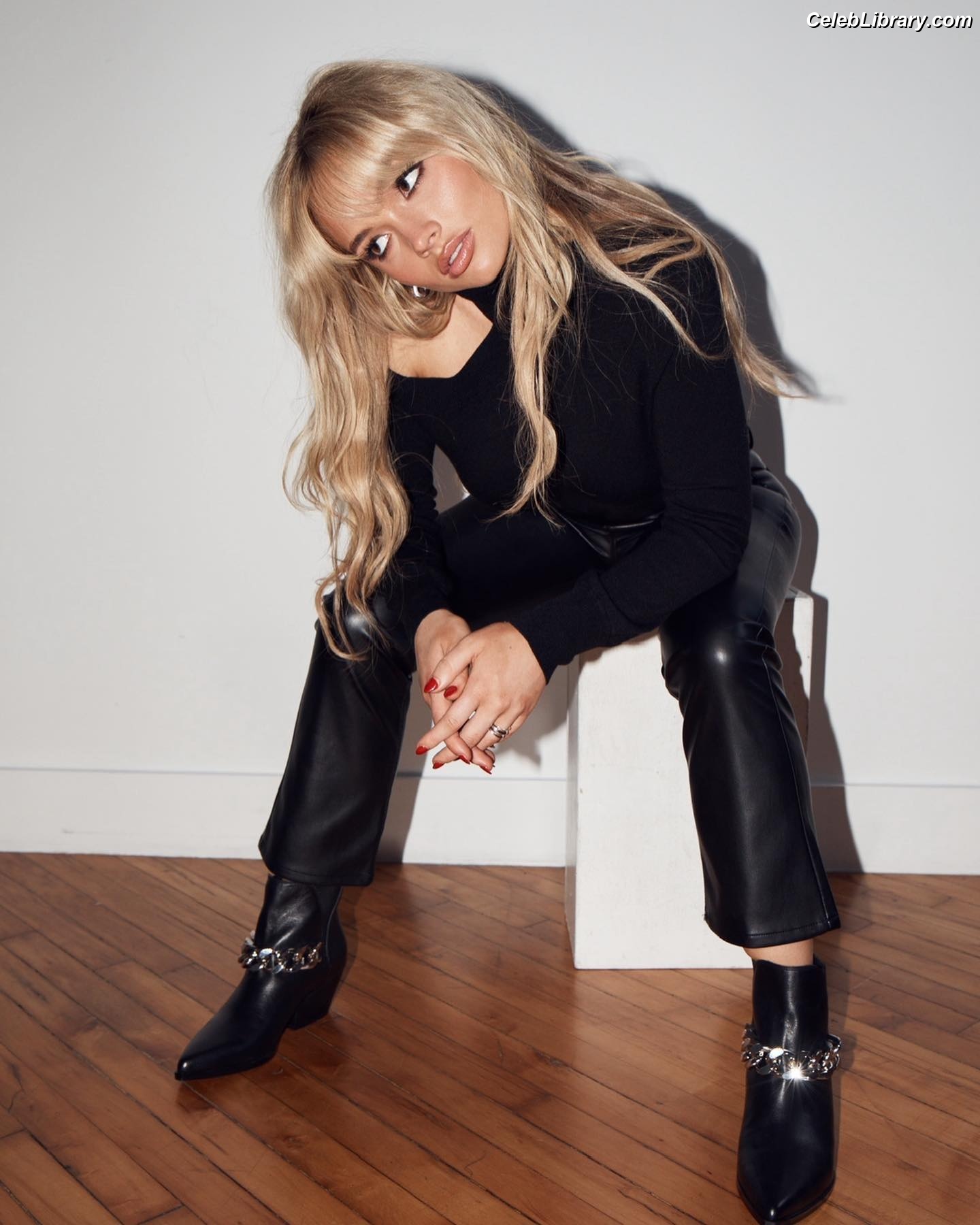 Natalie Alyn Lind photo 7 of 877