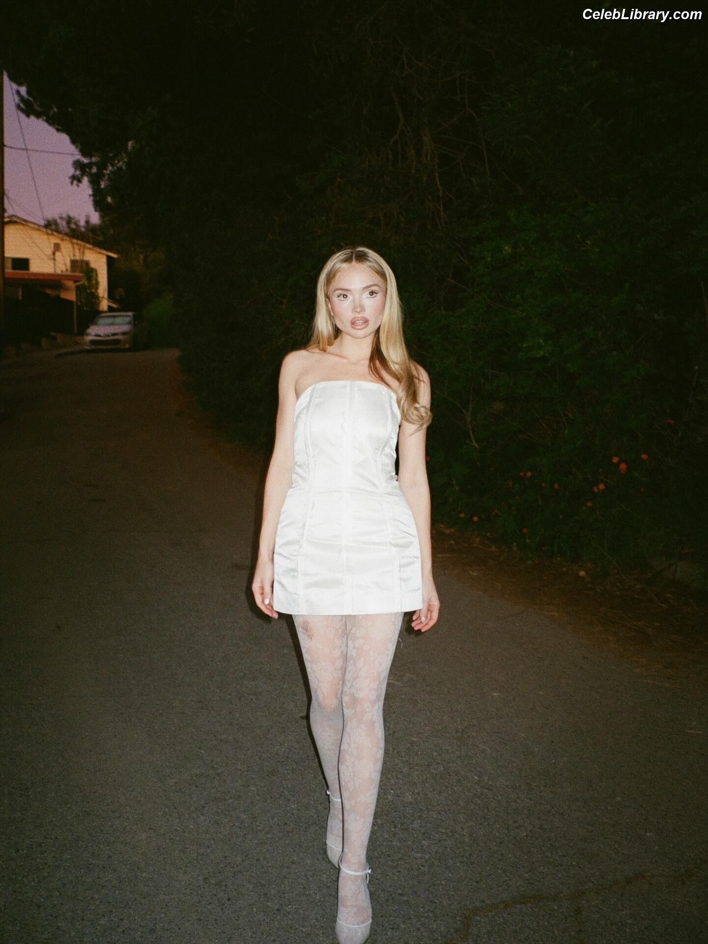 Natalie Alyn Lind photo 10 of 877