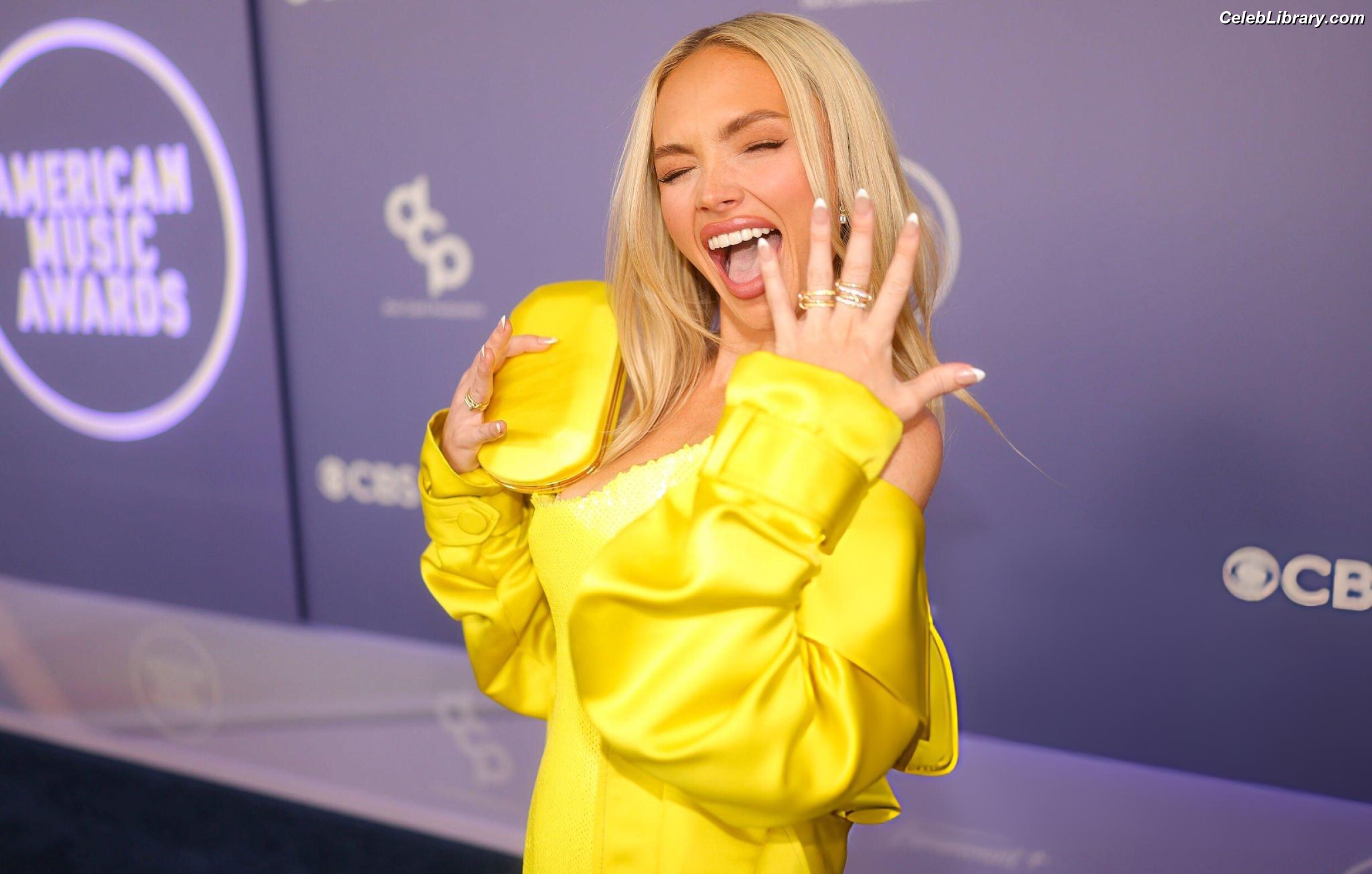 Natalie Alyn Lind photo 12 of 877