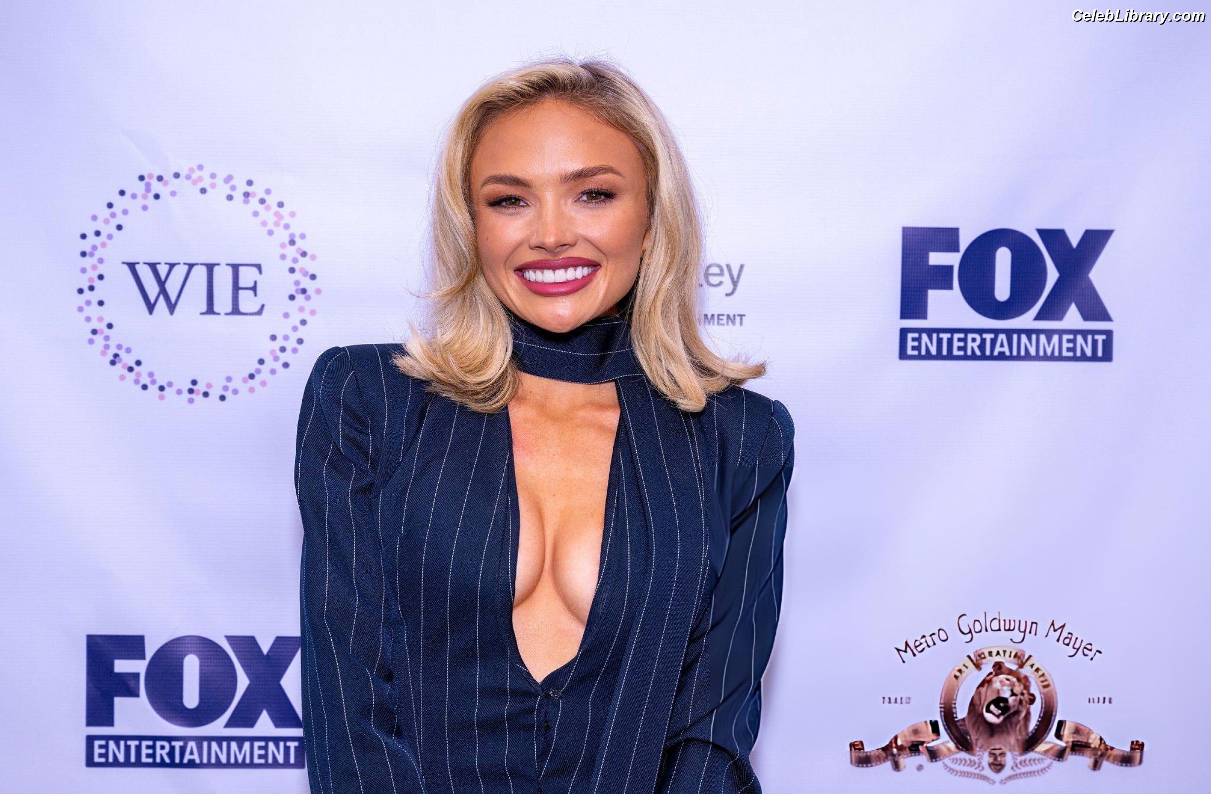 Natalie Alyn Lind photo 1 of 877