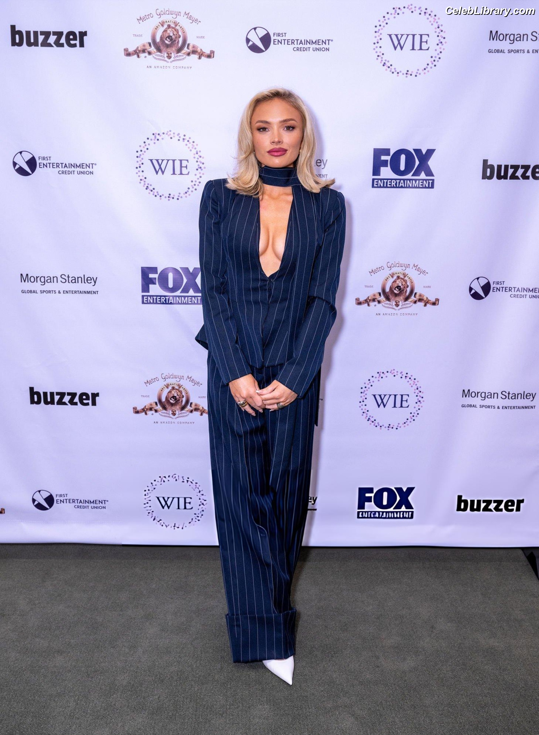 Natalie Alyn Lind photo 4 of 877
