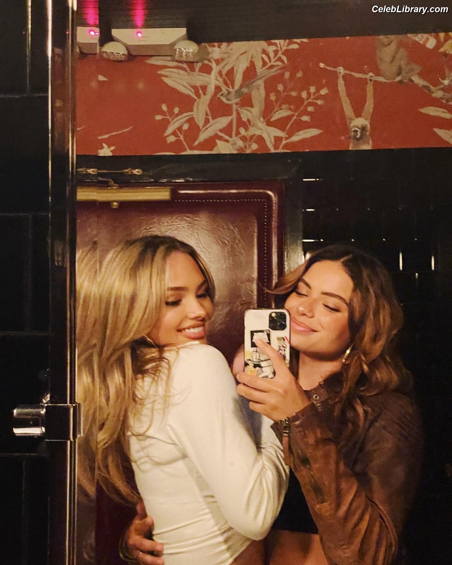 Natalie Alyn Lind photo 24 of 877