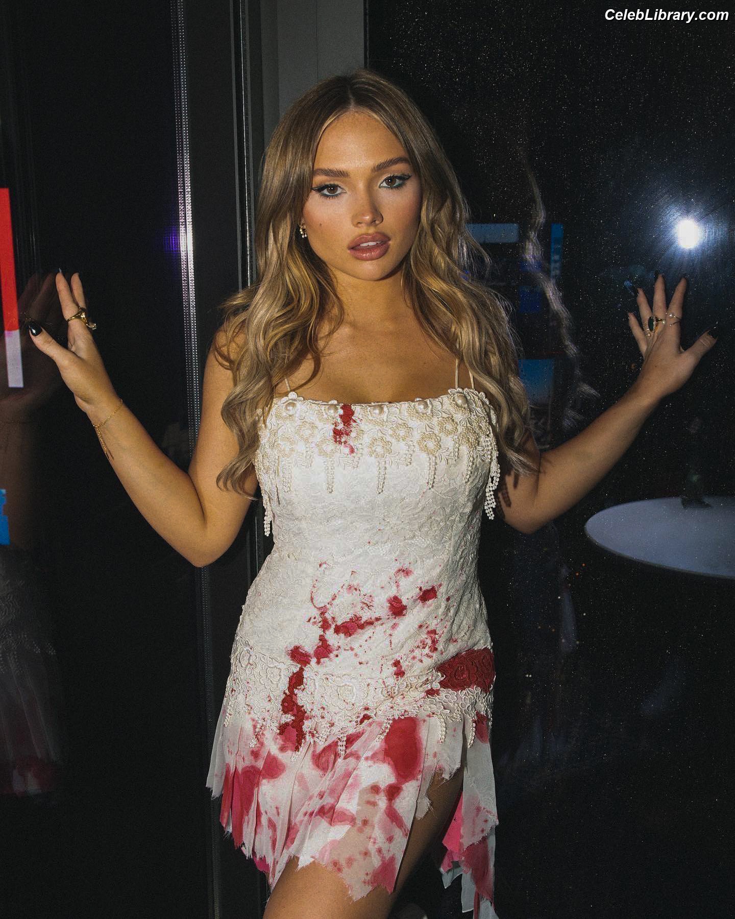 Natalie Alyn Lind photo 19 of 877