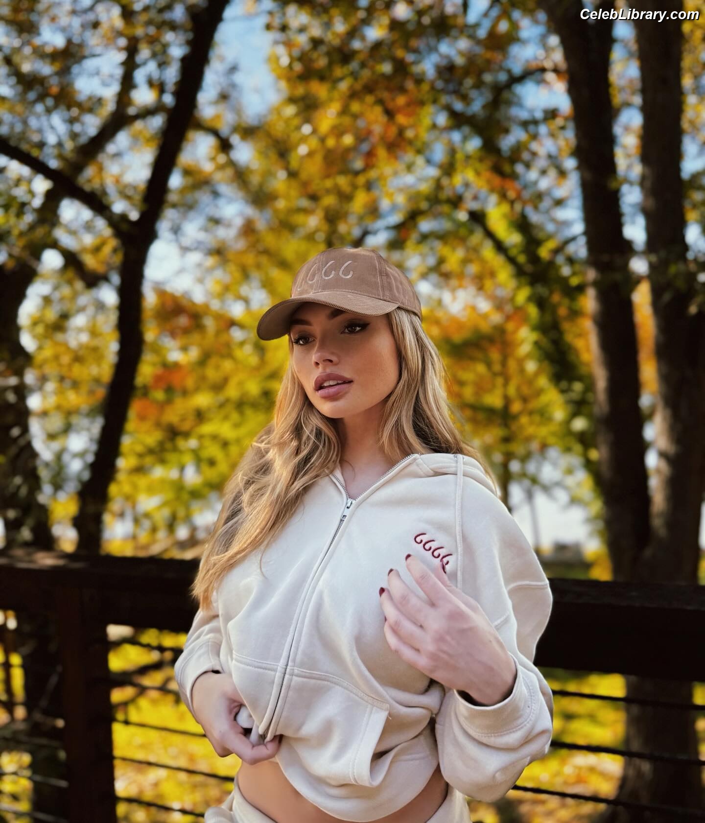 Natalie Alyn Lind photo 13 of 877