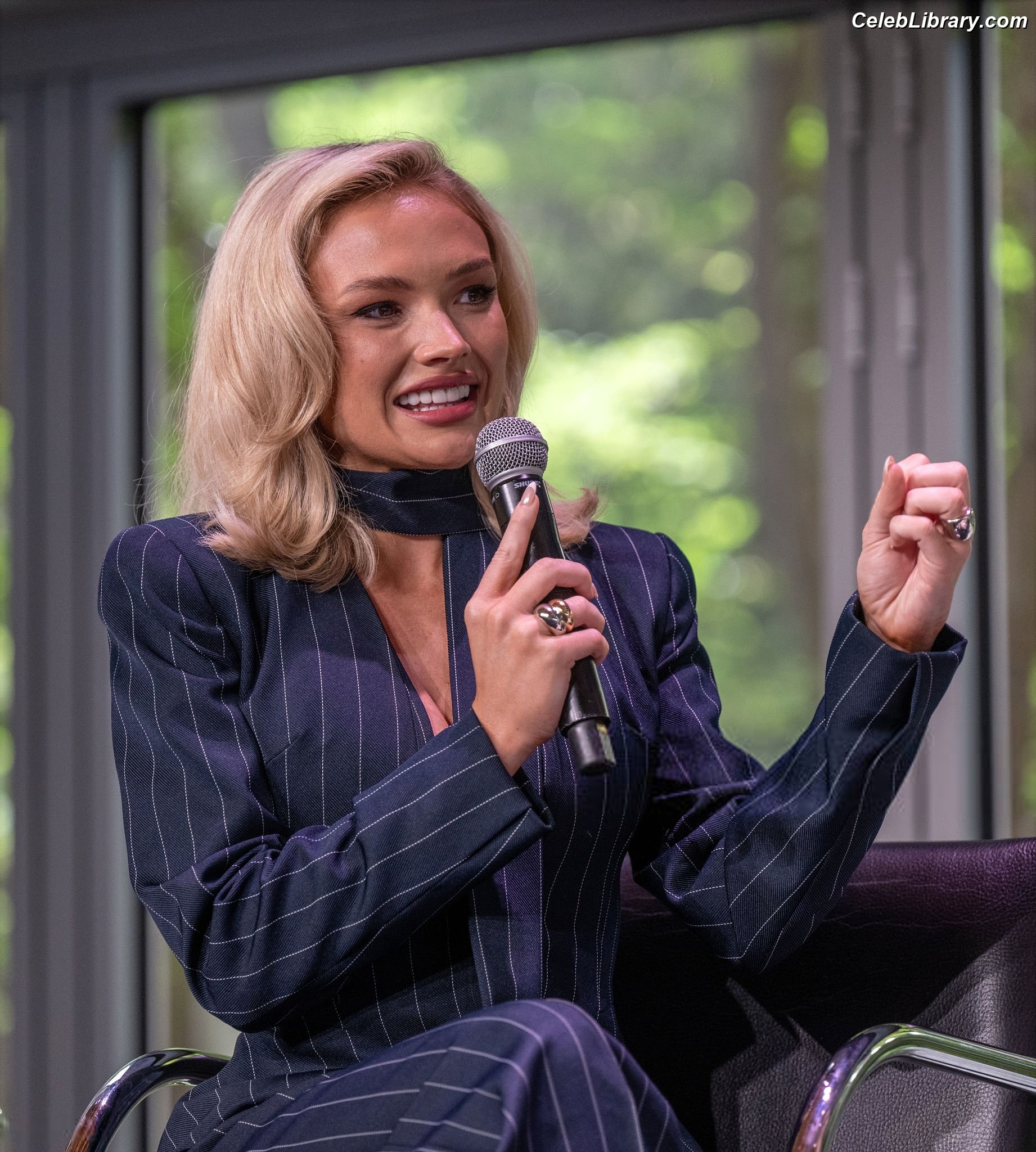 Natalie Alyn Lind photo 2 of 877