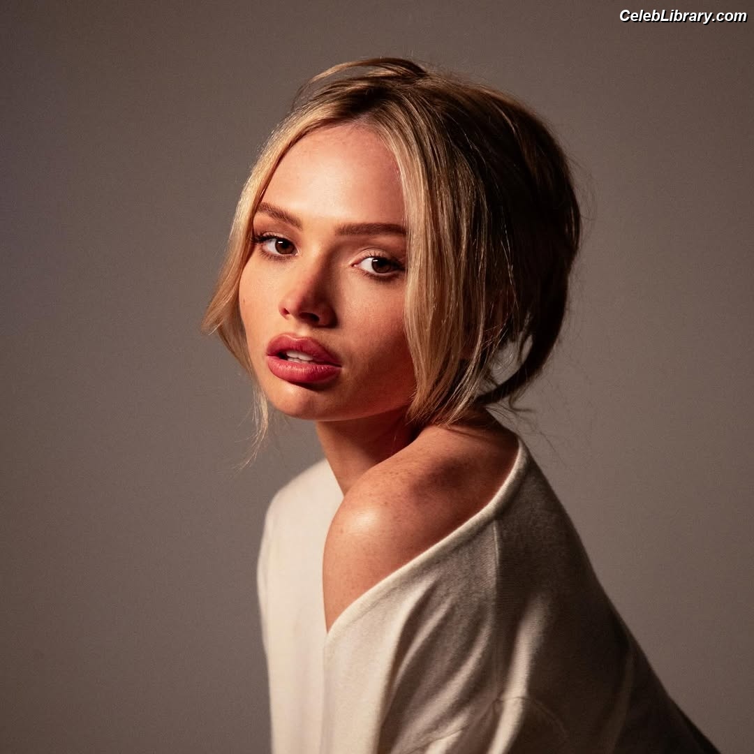 Natalie Alyn Lind photo 15 of 877