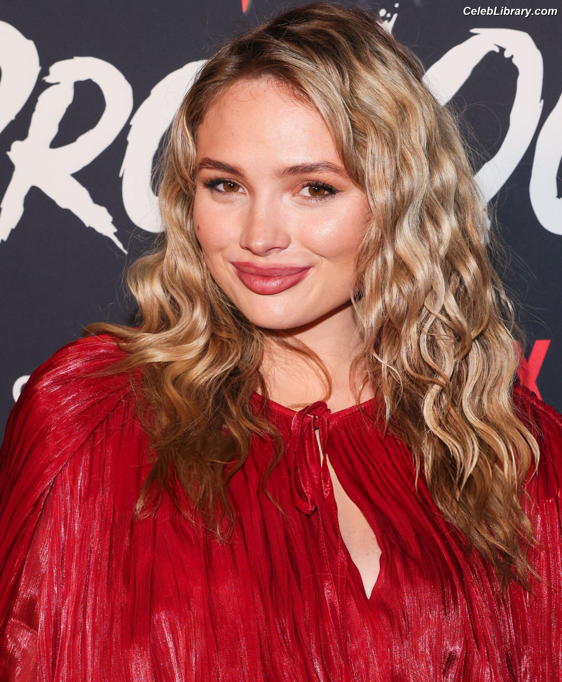 Natalie Alyn Lind photo 14 of 877