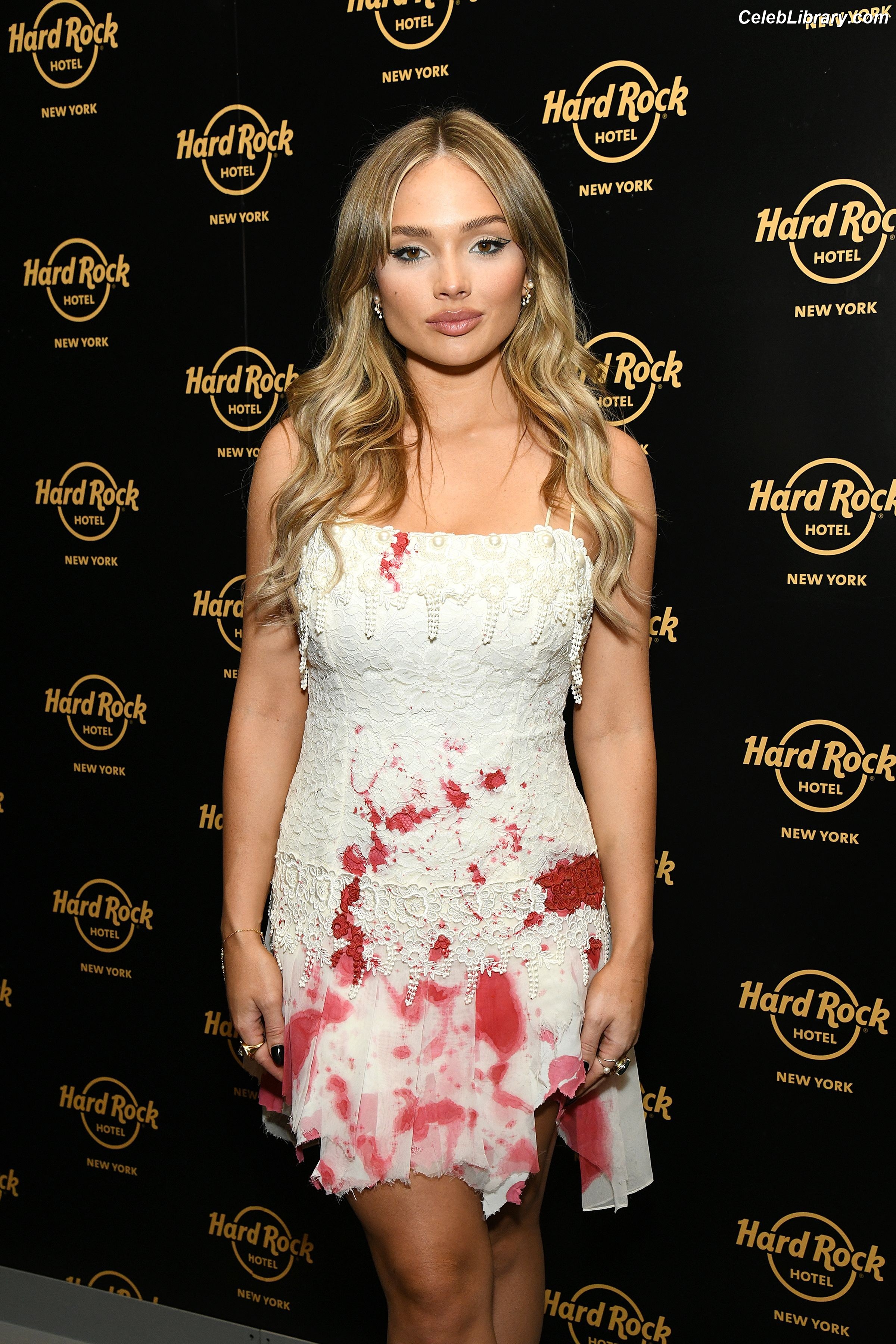 Natalie Alyn Lind photo 1 of 877