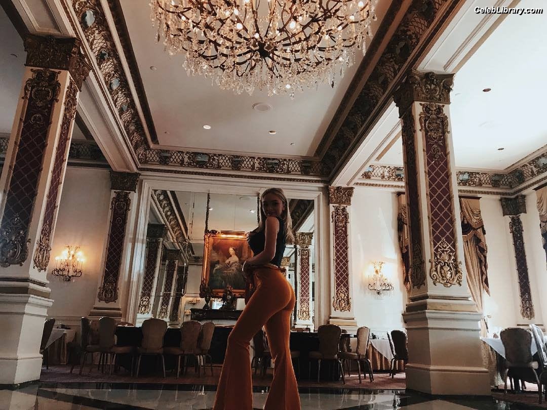 Natalie Alyn Lind photo 1 of 877