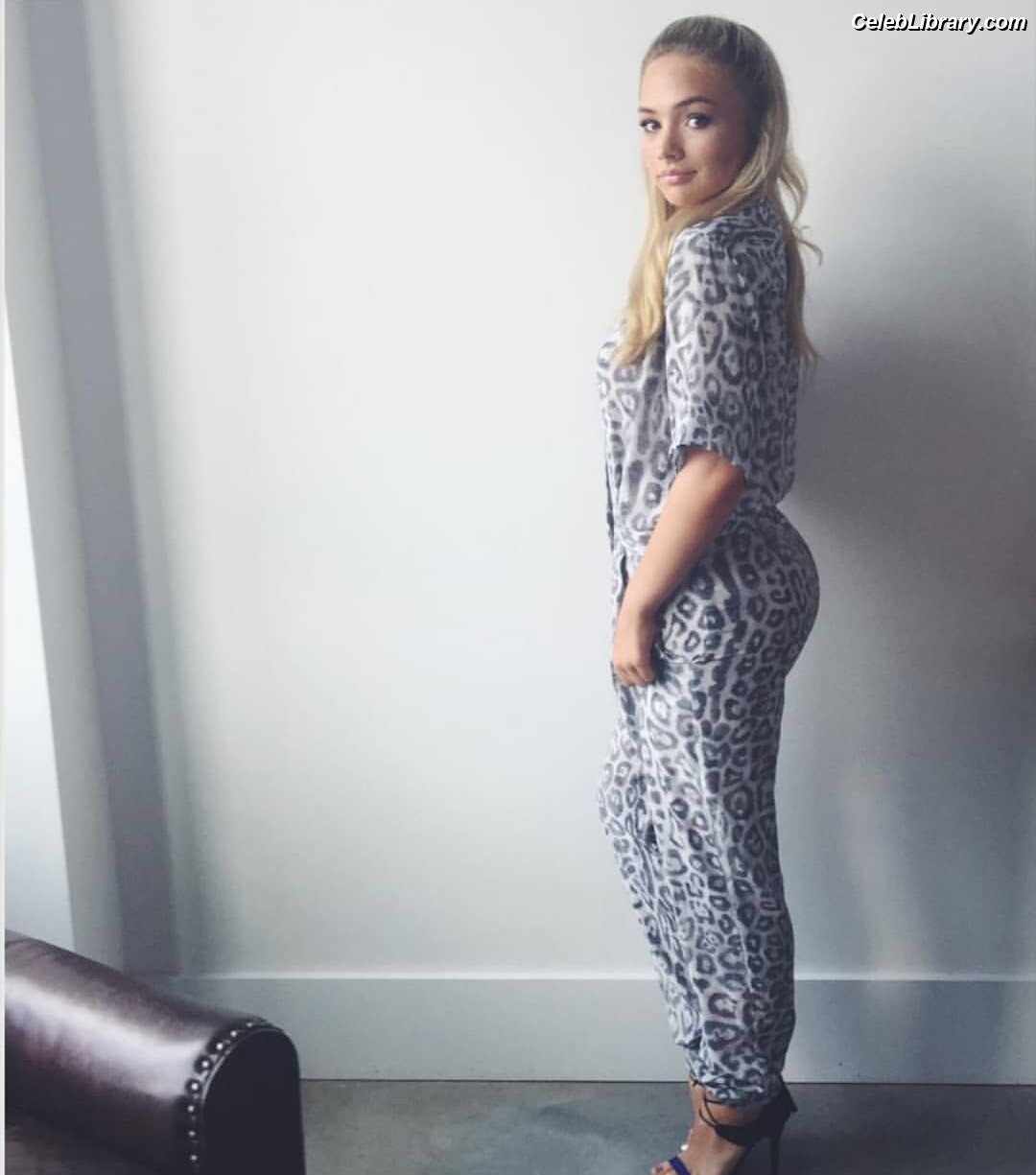 Natalie Alyn Lind photo 4 of 877