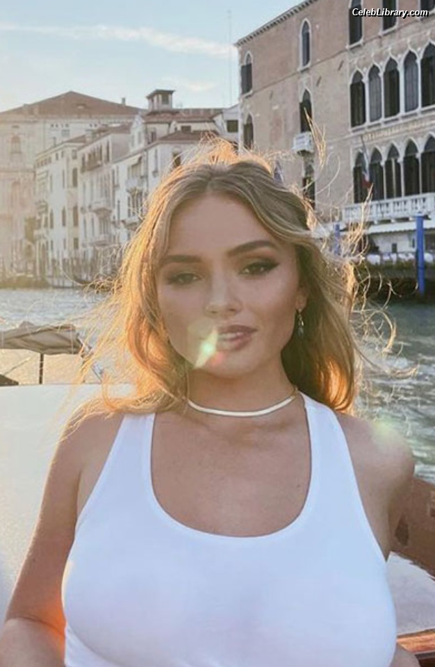 Natalie Alyn Lind photo 1 of 877