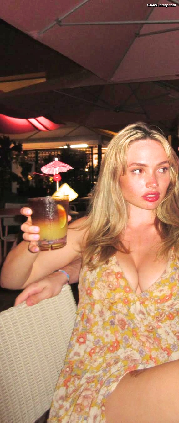 Natalie Alyn Lind photo 2 of 877