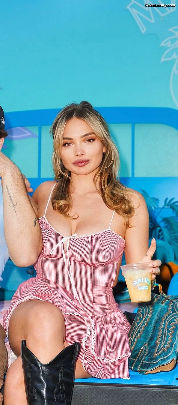 Natalie Alyn Lind photo 15 of 877
