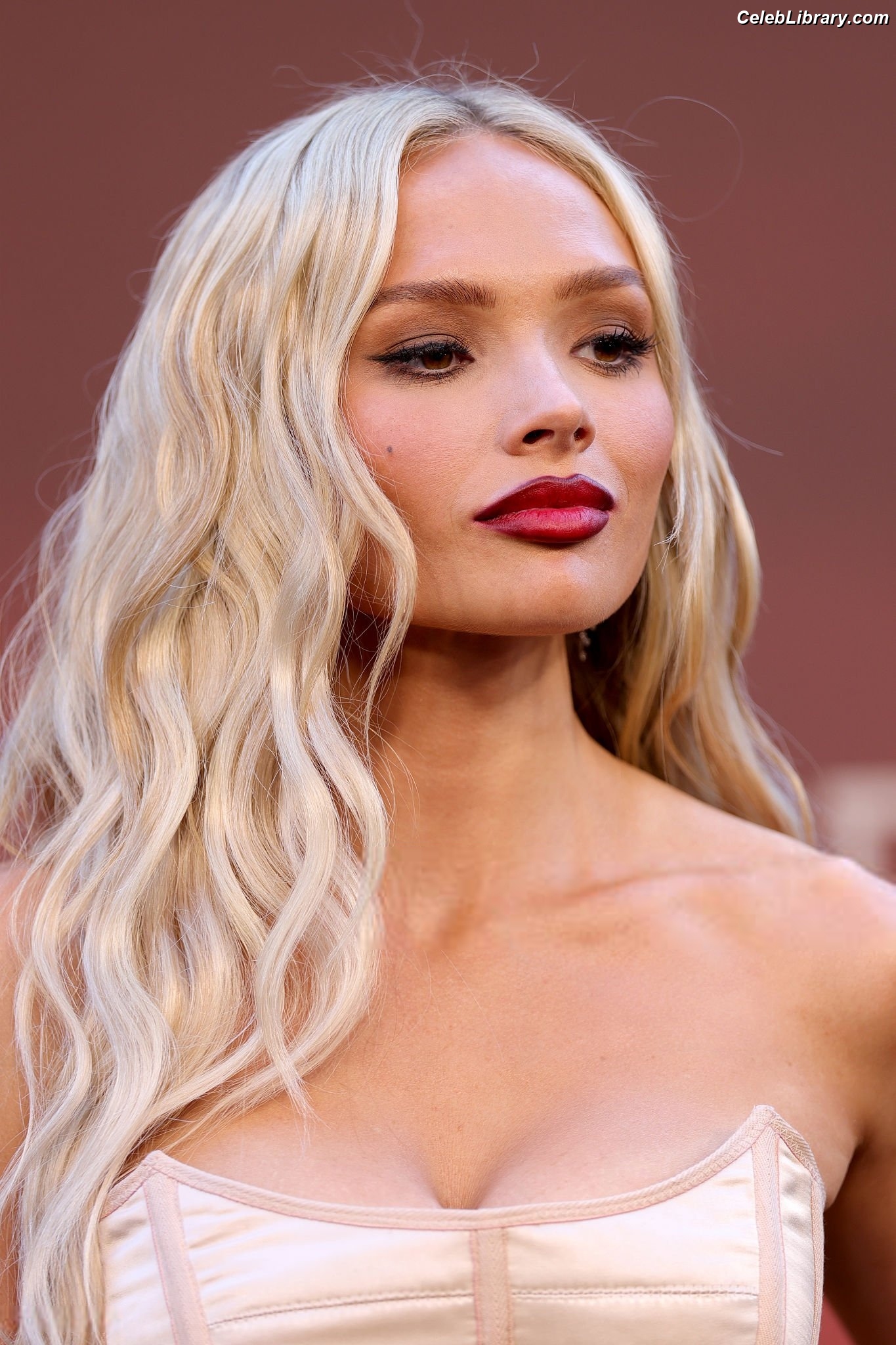 Natalie Alyn Lind photo 8 of 877
