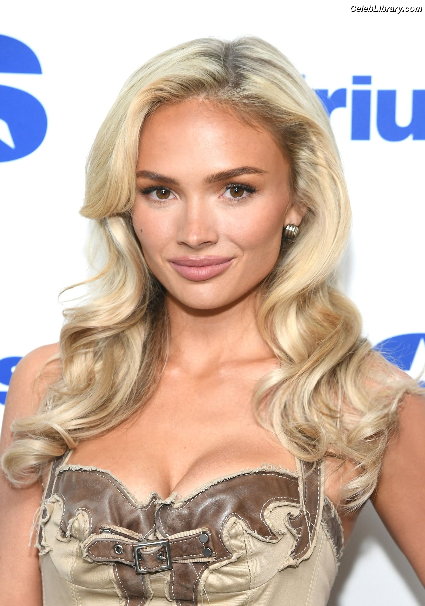 Natalie Alyn Lind photo 24 of 877