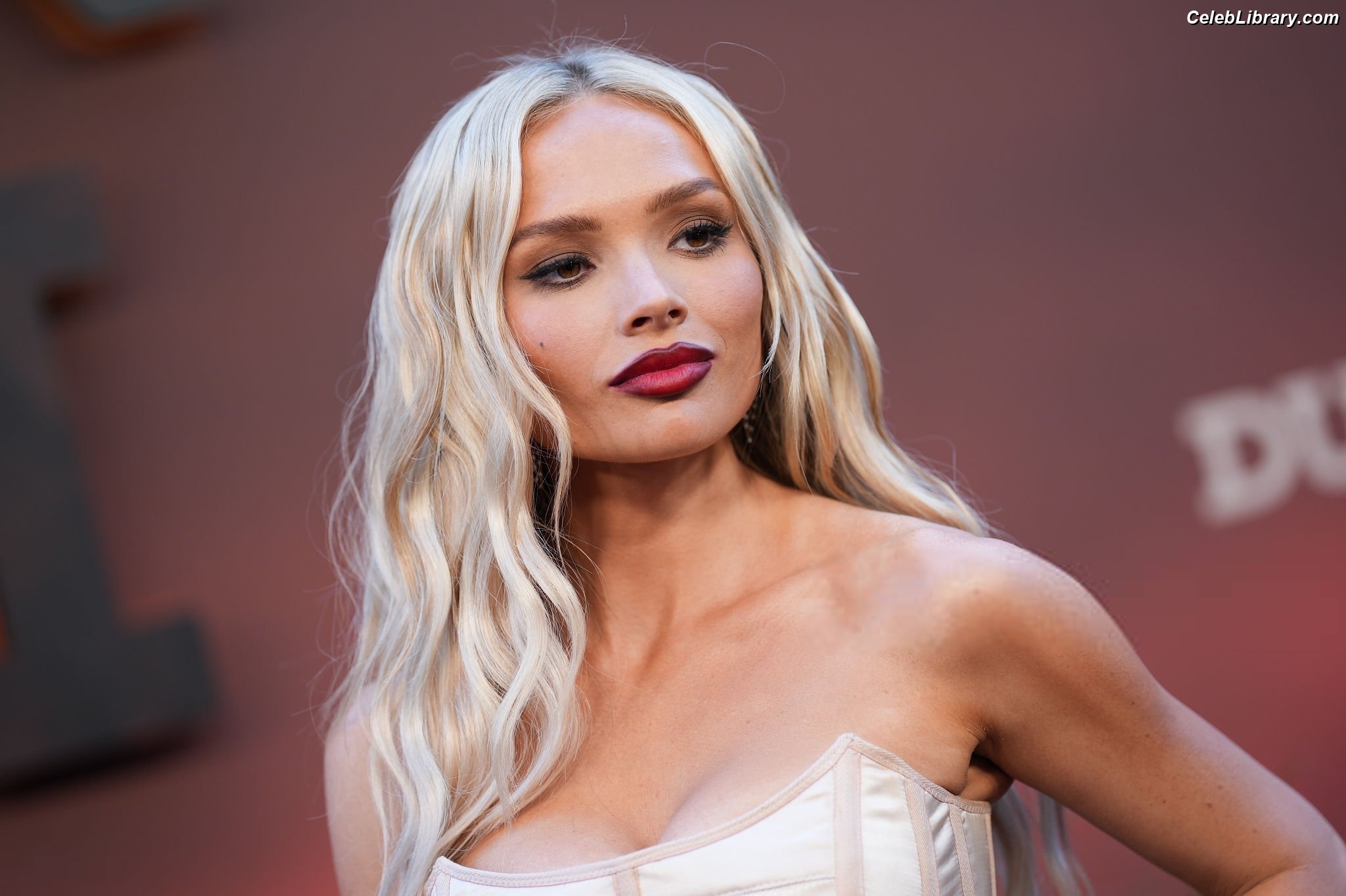 Natalie Alyn Lind photo 20 of 877