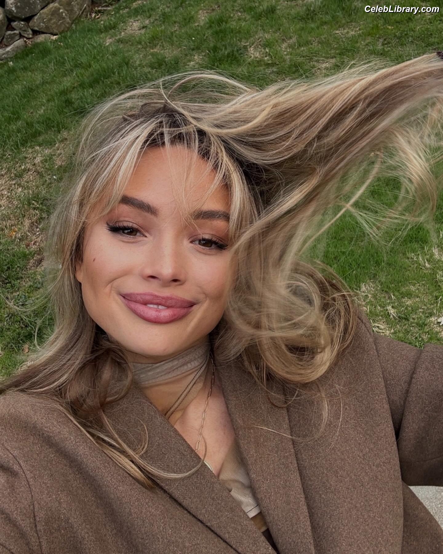 Natalie Alyn Lind photo 24 of 877