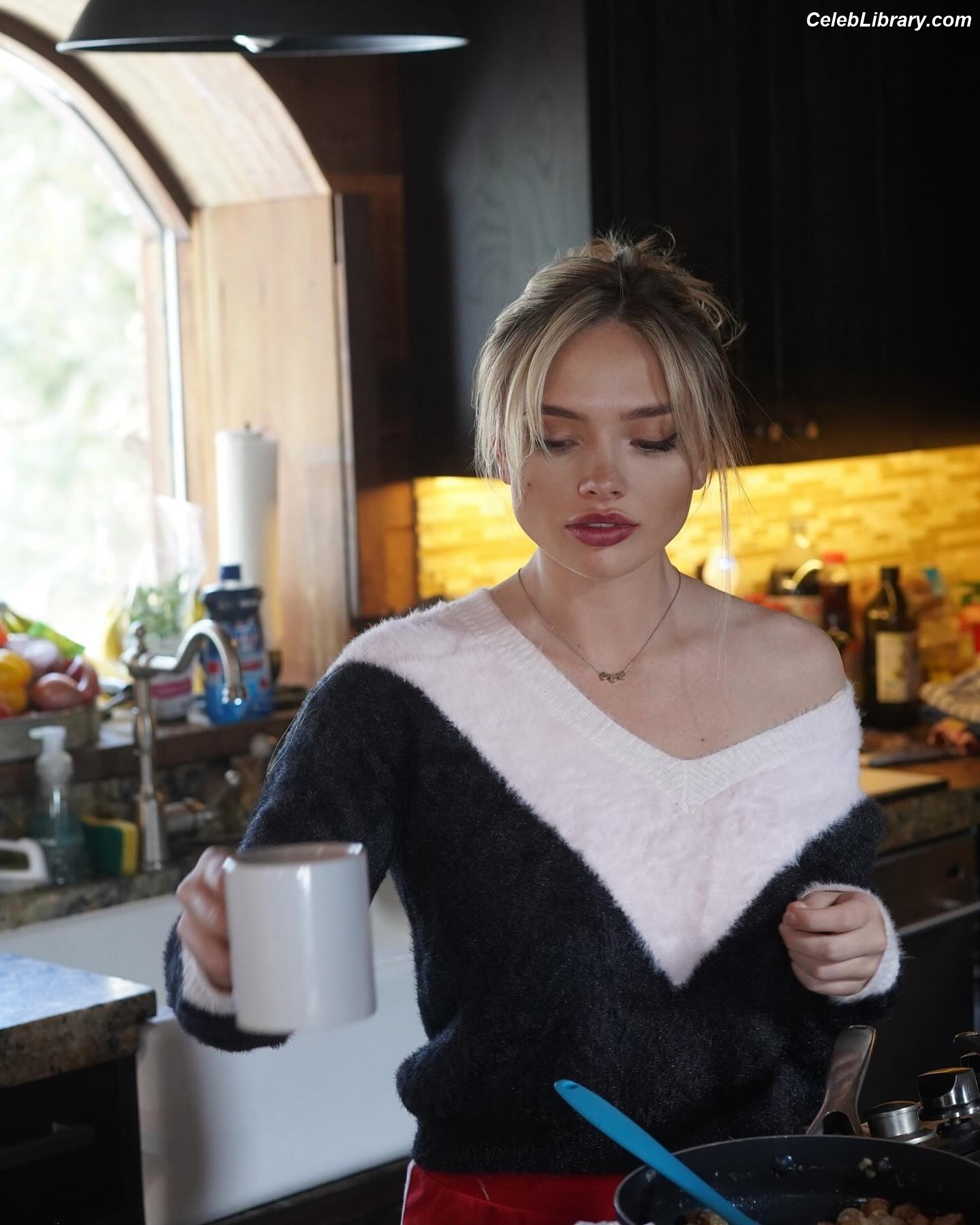 Natalie Alyn Lind photo 1 of 877