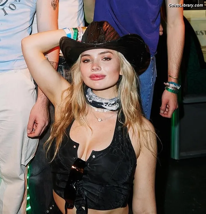 Natalie Alyn Lind photo 20 of 877