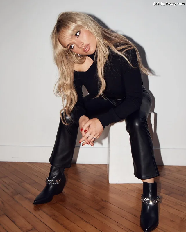 Natalie Alyn Lind photo 4 of 877
