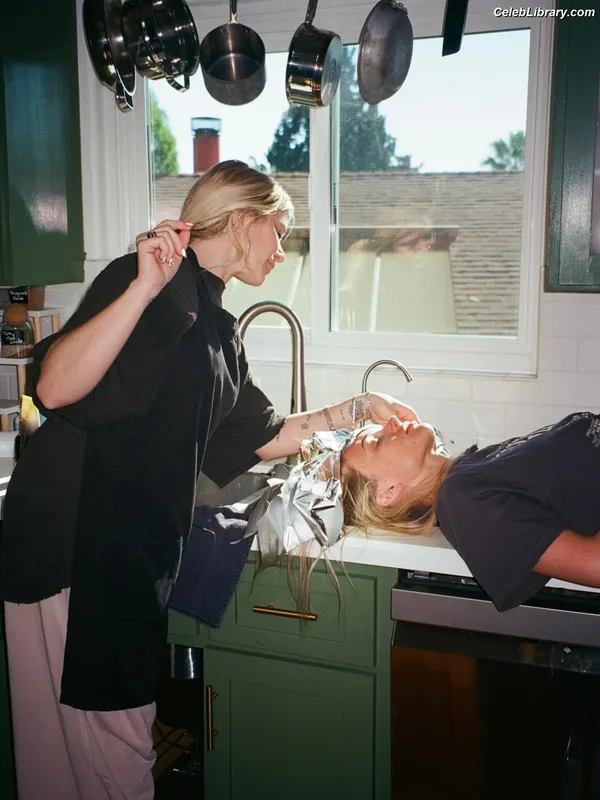 Natalie Alyn Lind photo 2 of 877