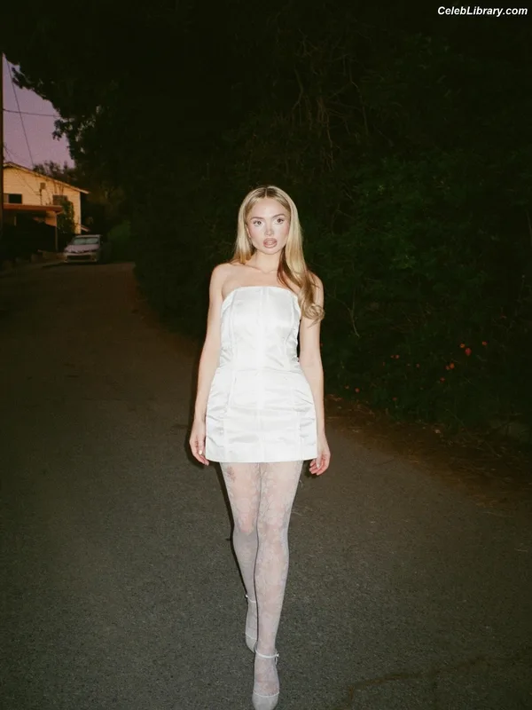 Natalie Alyn Lind photo 22 of 877