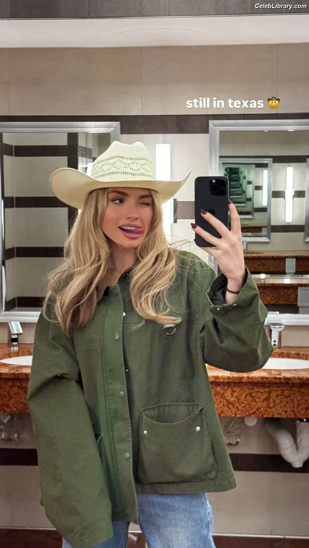 Natalie Alyn Lind photo 24 of 877