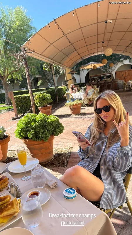 Natalie Alyn Lind photo 22 of 877