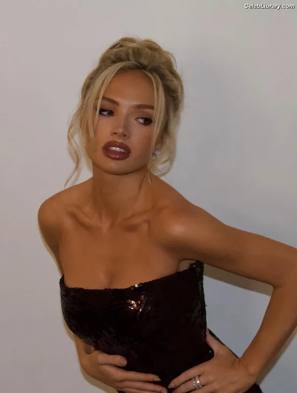 Natalie Alyn Lind photo 13 of 877
