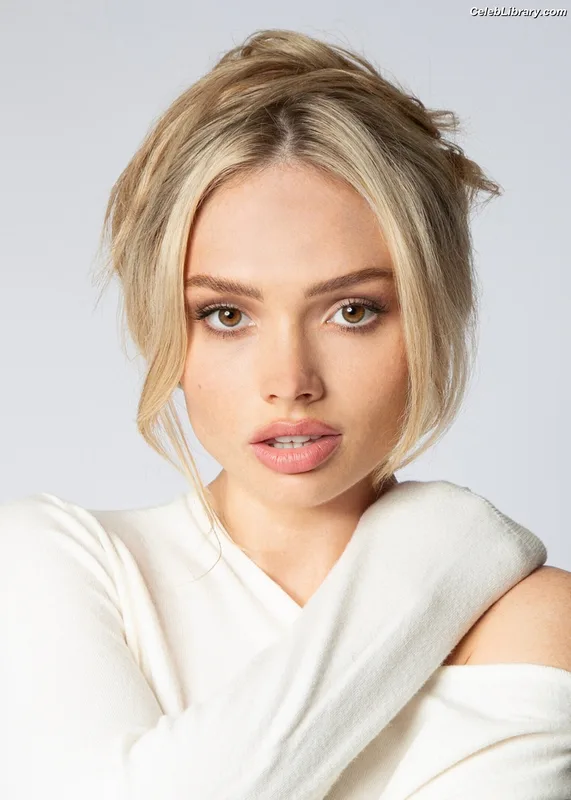 Natalie Alyn Lind photo 5 of 877