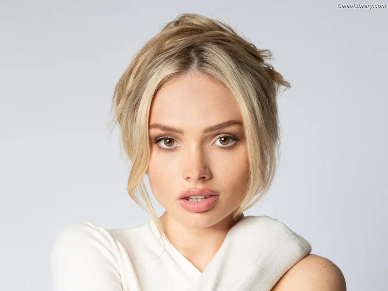 Natalie Alyn Lind photo 24 of 877