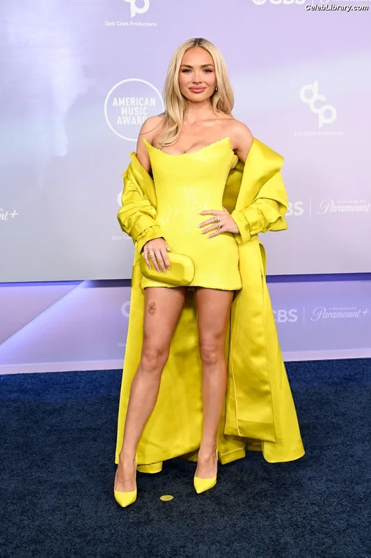 Natalie Alyn Lind photo 3 of 877