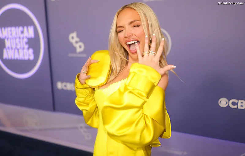 Natalie Alyn Lind photo 13 of 877