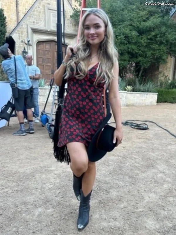 Natalie Alyn Lind photo 19 of 877